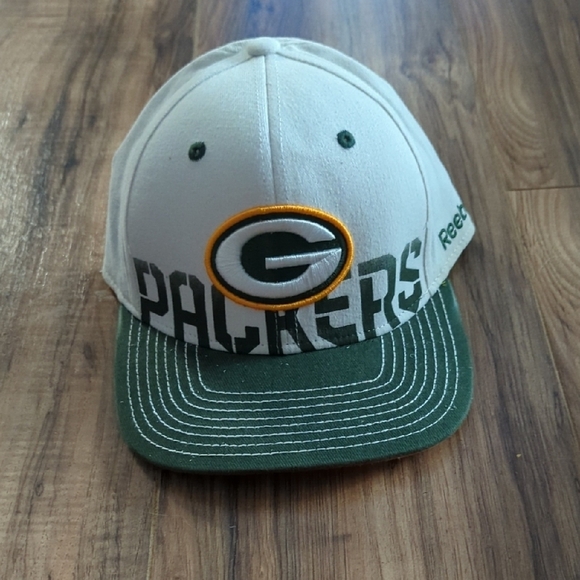 Green Bay Packers Fitted NFL x Reebok hat. Unisex L/XL hat.
